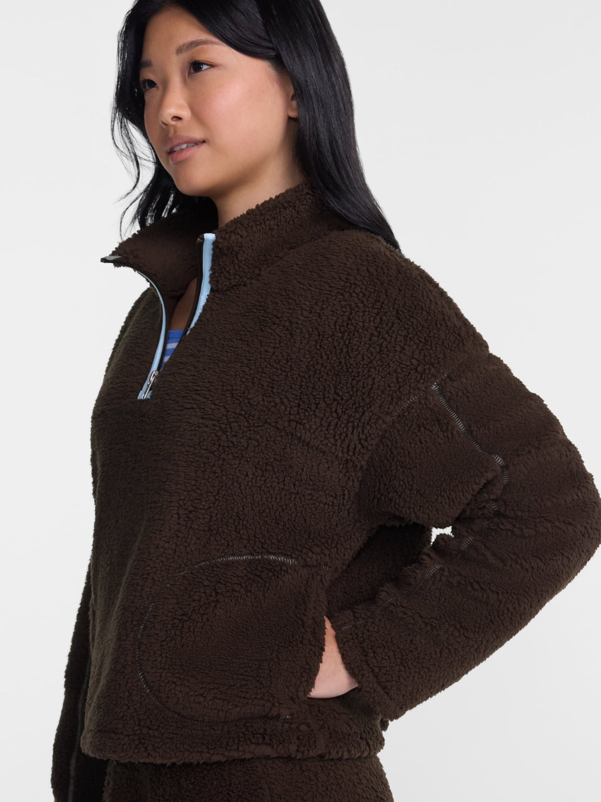 No Boundaries Faux Shearling Plush Pullover para mujer, NOB Bitter Chocolate, otra vista de textura y confección #color_NOB Bitter Chocolate