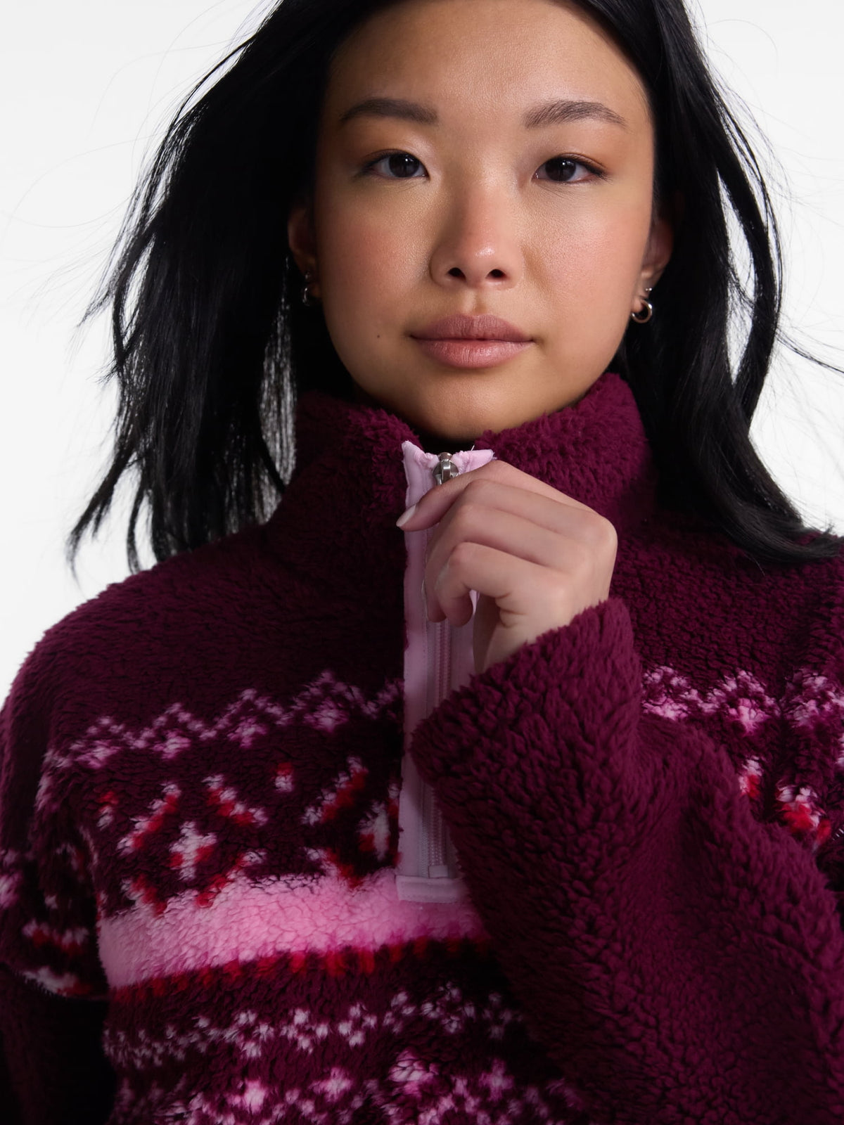 No Boundaries Faux Shearling Plush Pullover para mujer, NOB Dark Cherry Fairisle, otra vista de textura y confección #color_NOB Dark Cherry Fairisle
