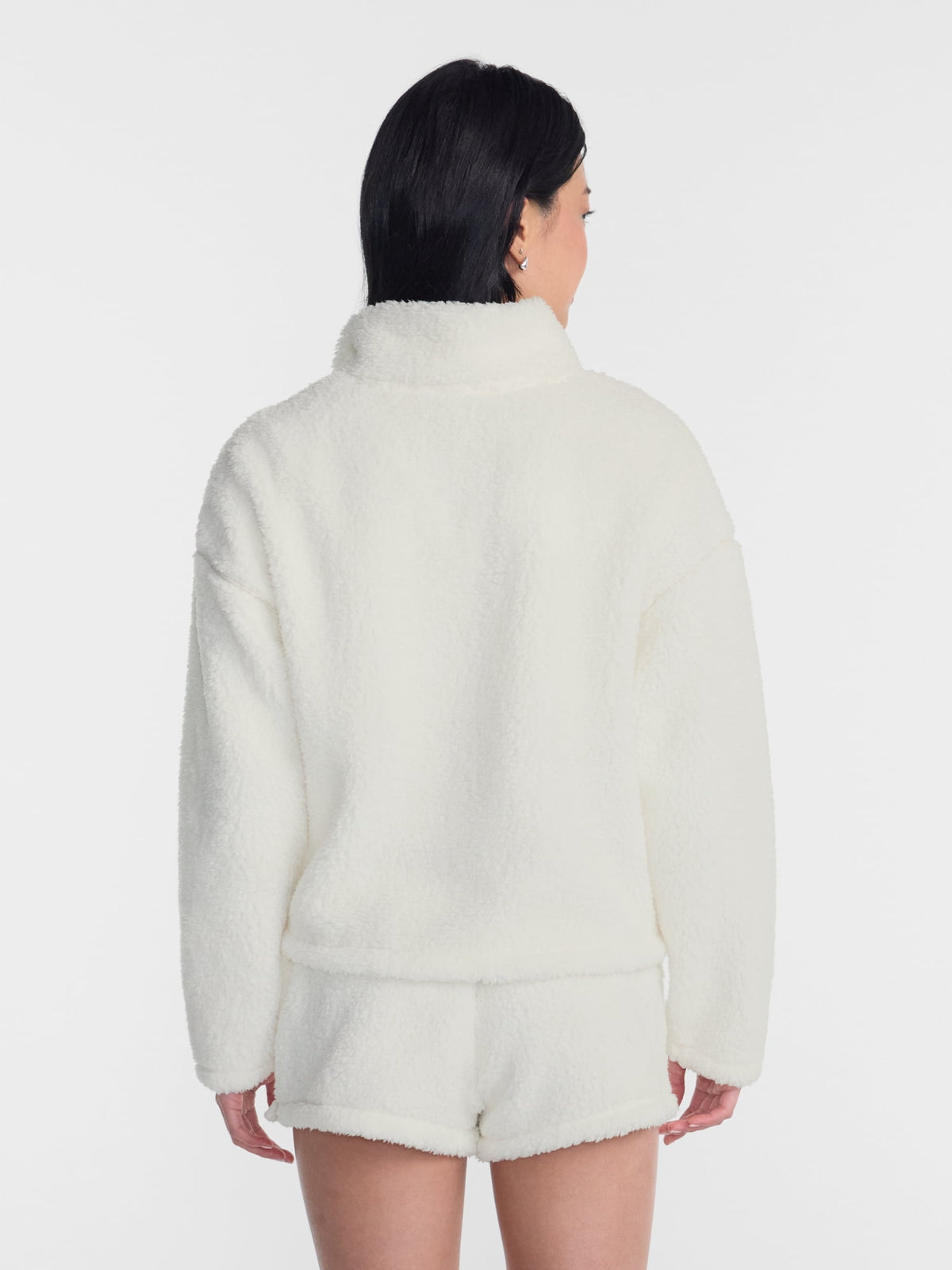 No Boundaries Faux Shearling Plush Pullover para mujer, NOB Winter White, detalle del acabado de la prenda #color_NOB Winter White