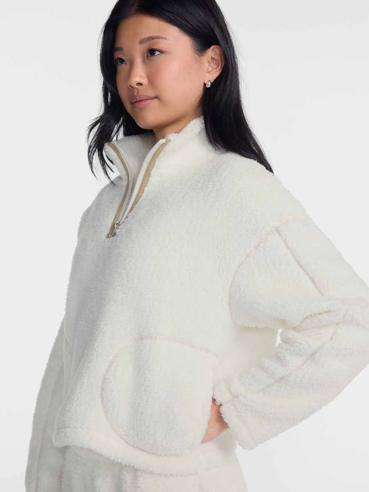No Boundaries Faux Shearling Plush Pullover para mujer, NOB Winter White, otra vista de textura y confección #color_NOB Winter White