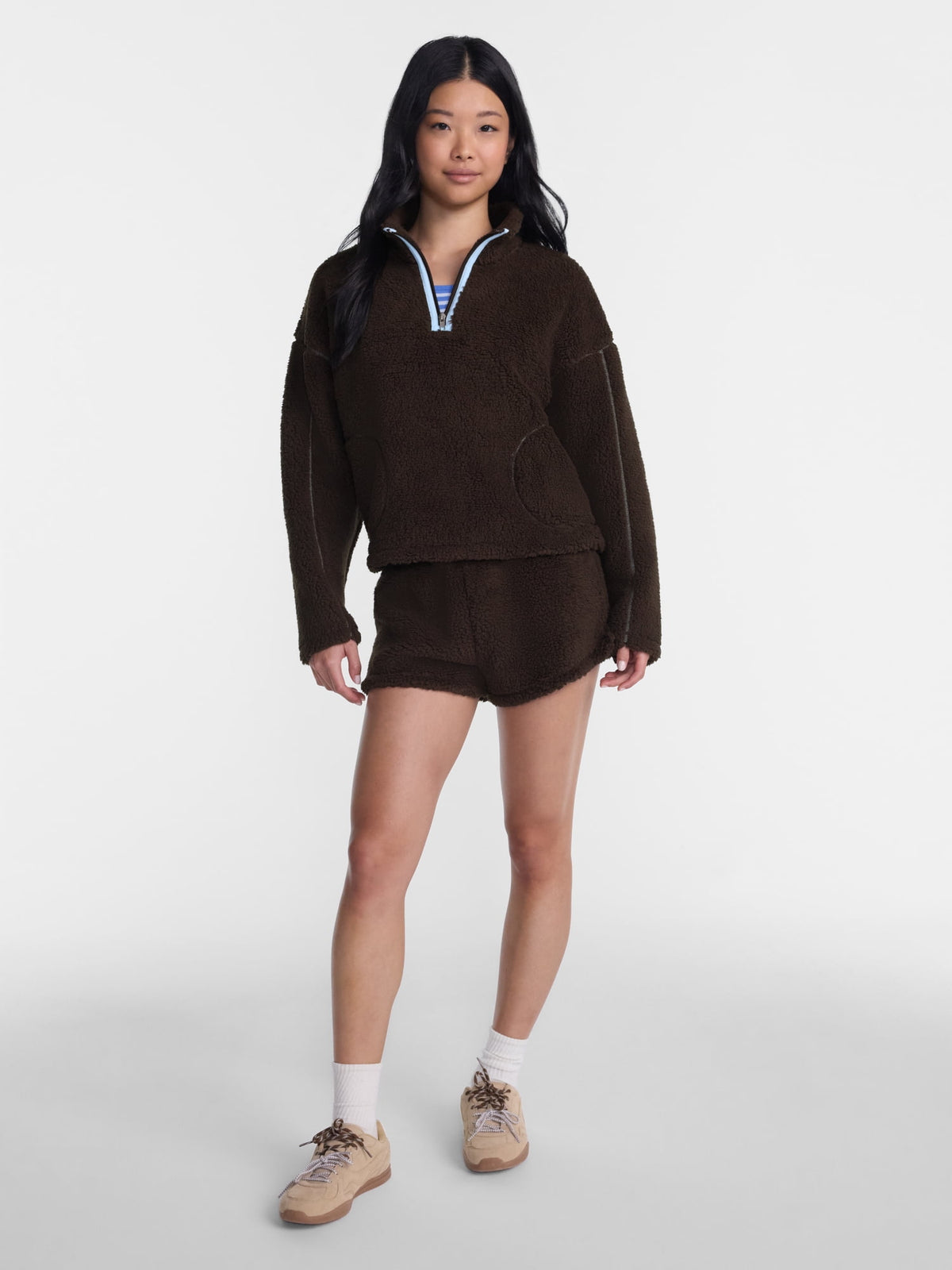 No Boundaries Faux Shearling Plush Pullover para mujer, NOB Bitter Chocolate, fotografía adicional de diseño y corte #color_NOB Bitter Chocolate