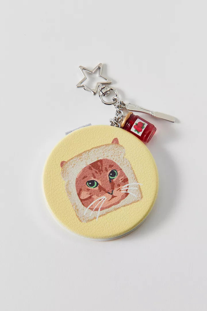 Llavero con espejo UO Icon Compact Mirror para retoques de maquillaje. #Color_UO Funky Cats Toast Kitty