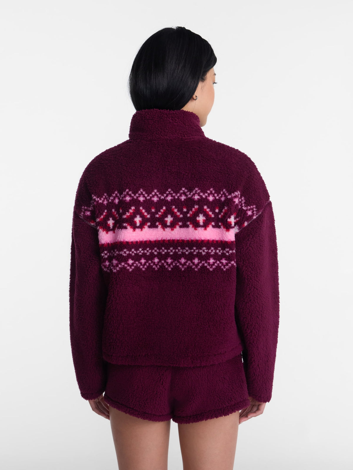 No Boundaries Faux Shearling Plush Pullover para mujer, NOB Dark Cherry Fairisle, detalle del acabado de la prenda #color_NOB Dark Cherry Fairisle