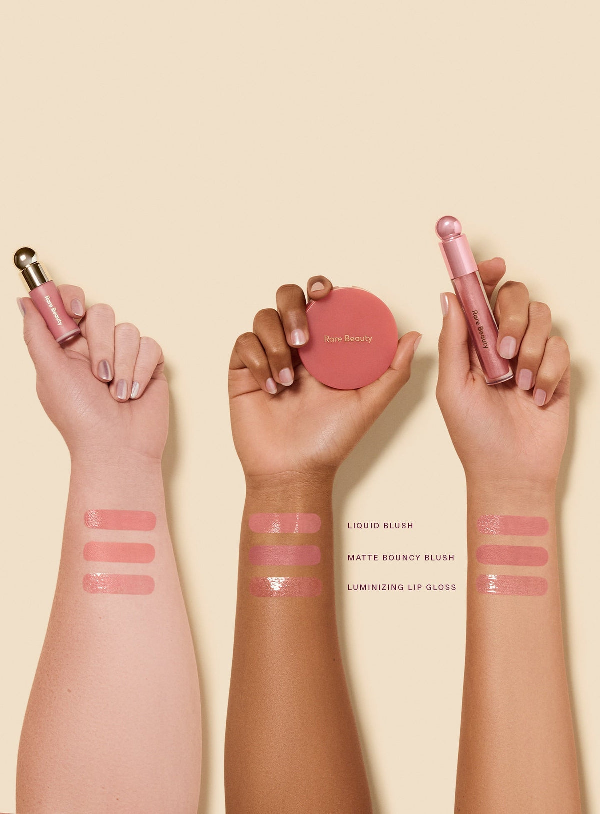 Muestras de los dos rubores y el gloss Hope de Rare Beauty sobre tres tonos de piel