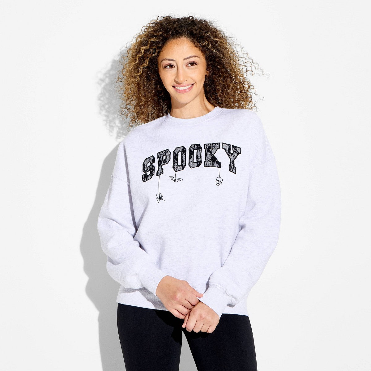 Sudadera Vinyl Threads Spooky Fleece gris detalle gráfico SPOOKY