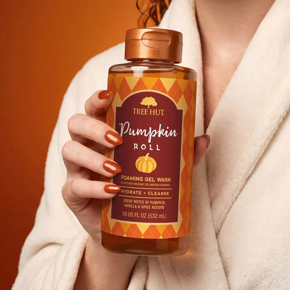 Tree Hut Pumpkin Roll Foaming Gel Body Wash en uso durante la ducha