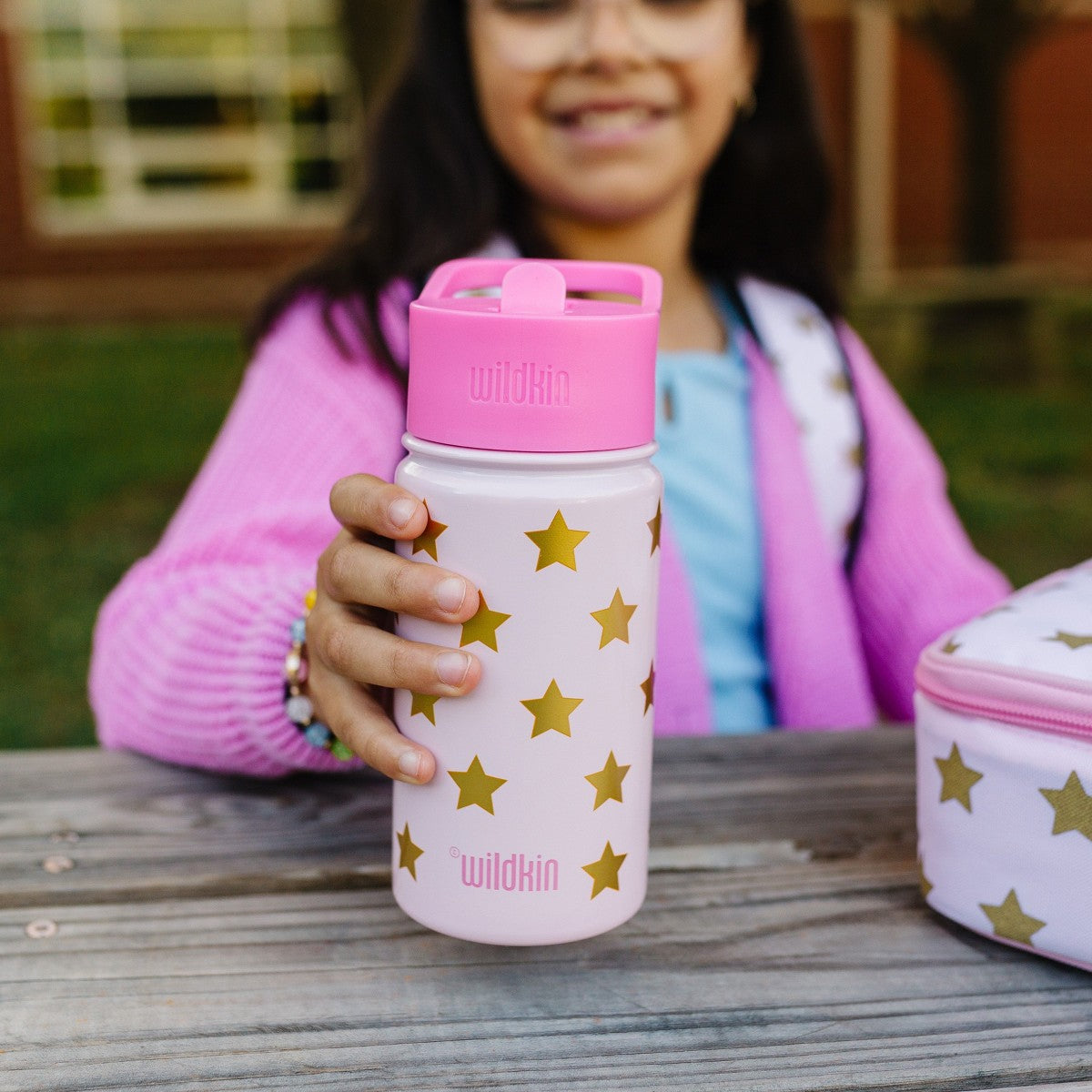 Termo infantil Wildkin de acero inoxidable Pink and Gold Stars, vista del producto #color_WIK Pink and Gold Stars