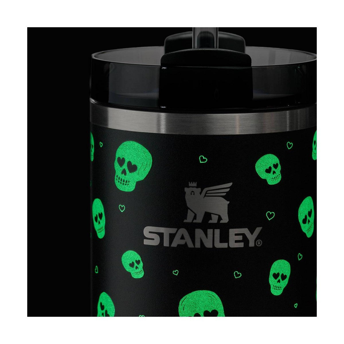 Acercamiento al diseño luminoso de calaveras y corazones del Stanley Sweetheart Skulls de 30 oz #tamaño_887 ml / 30 oz