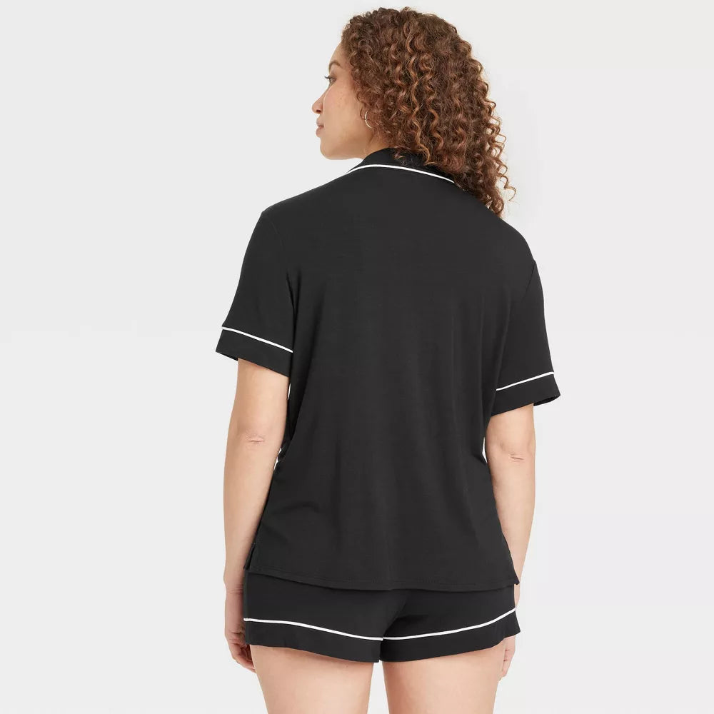 Pijama de modal para mujer Auden con camisa abotonada y short negro #color_Black