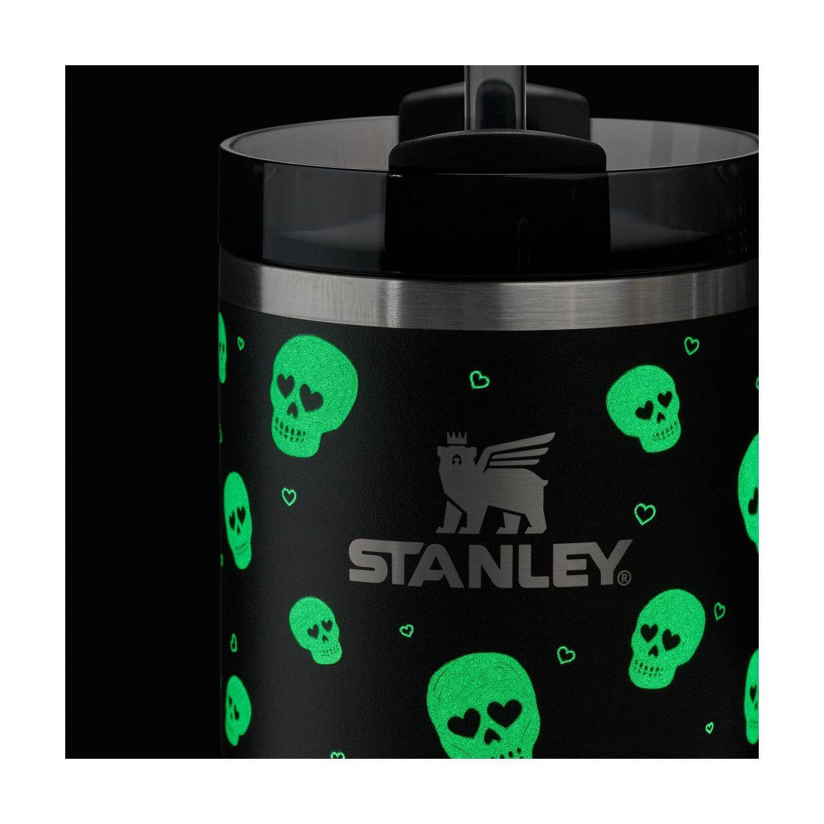 Acercamiento al diseño luminoso de calaveras y corazones del Stanley Sweetheart Skulls de 20 oz #tamaño_591 ml / 20 oz