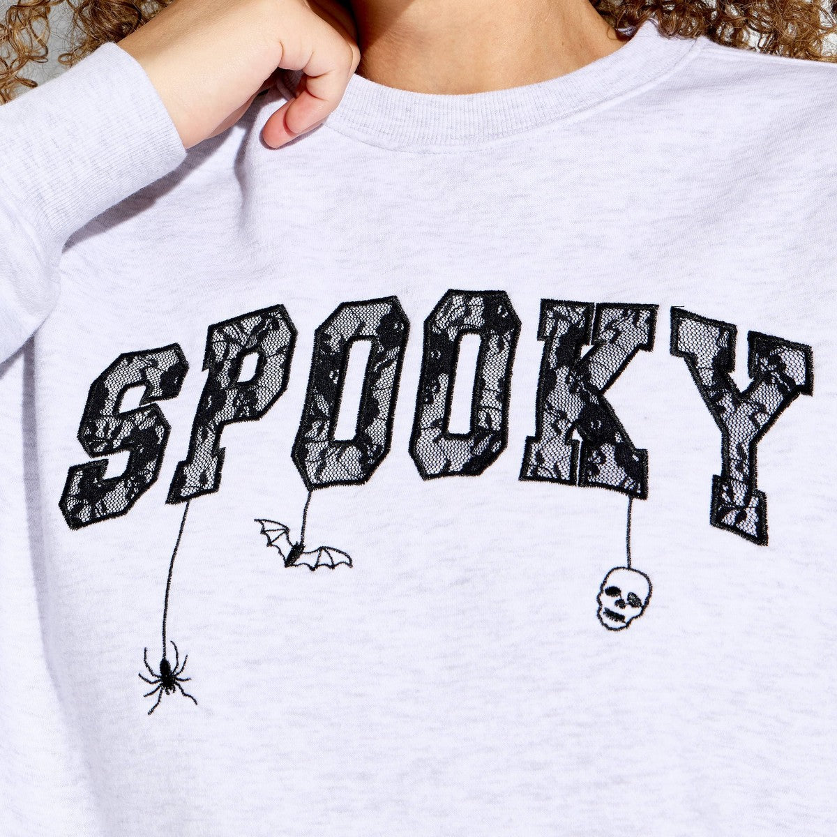 Sudadera Vinyl Threads Spooky Fleece gris detalle de encaje
