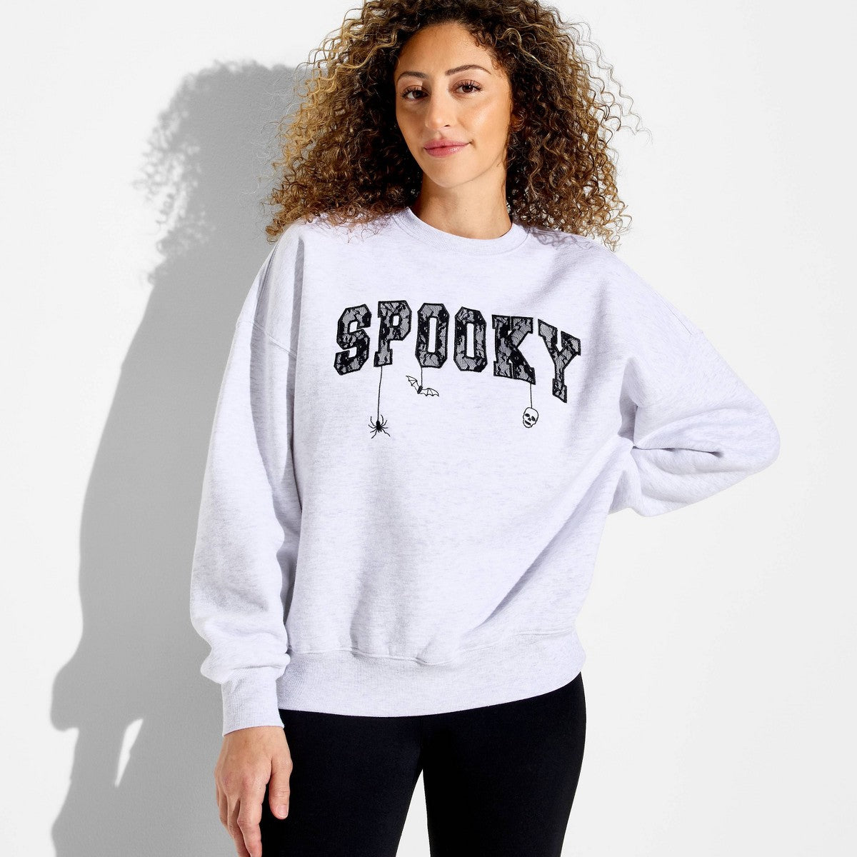 Sudadera Vinyl Threads Spooky Fleece gris para mujer vista principal