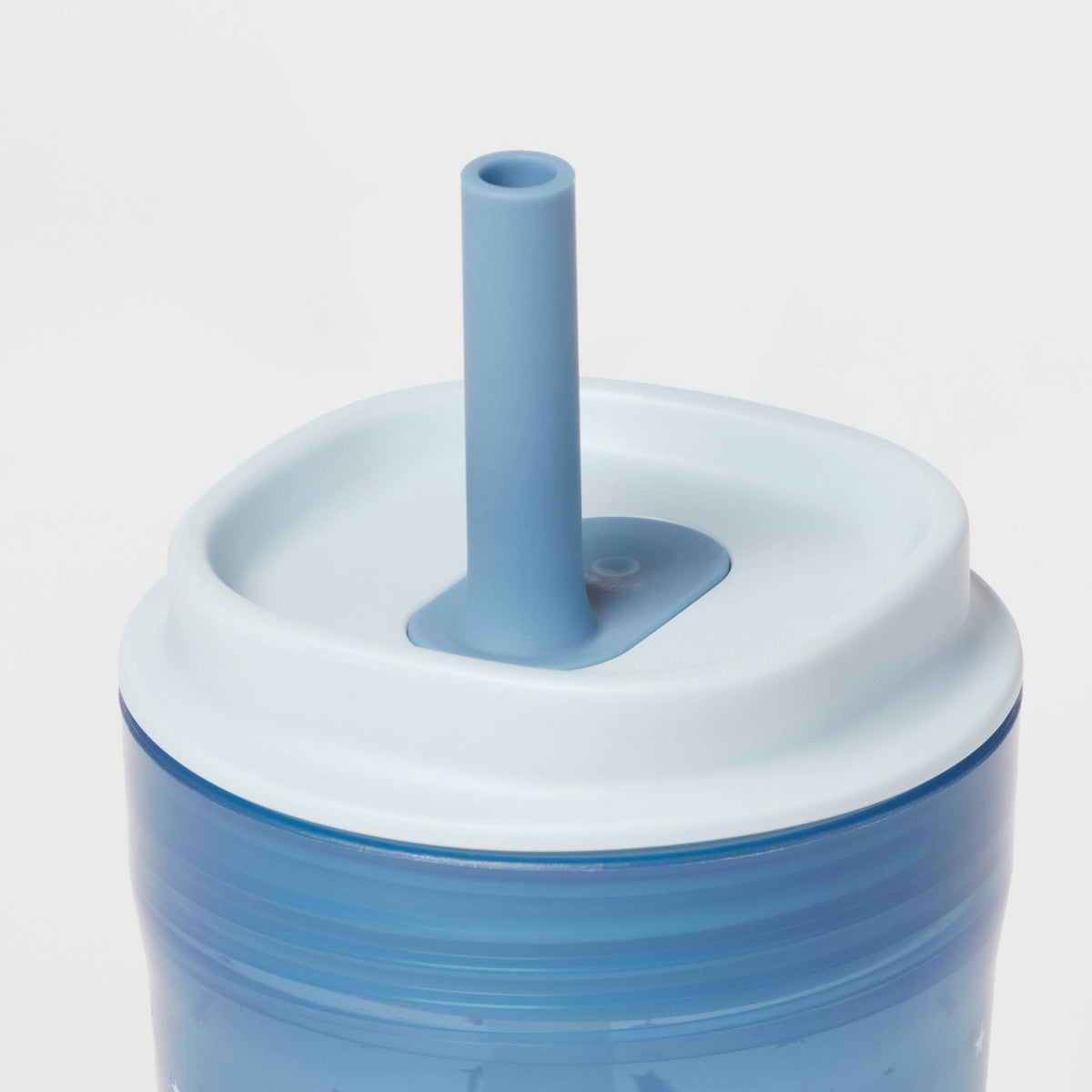 Detalle del set Pillowfort Blue Dragon con popote #color_Blue