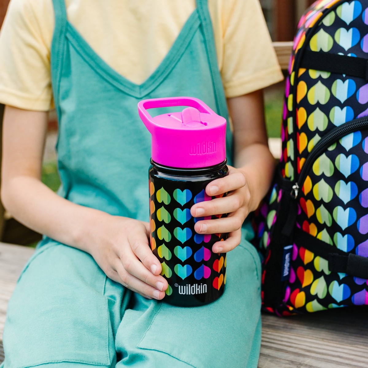 Termo infantil Wildkin de acero inoxidable Rainbow Hearts, vista del producto #color_WIK Rainbow Hearts