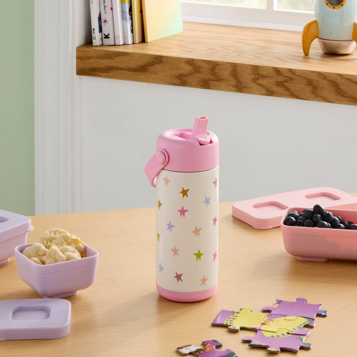 Botella de agua infantil Pillowfort con tapa flip-top y diseño de estrellas