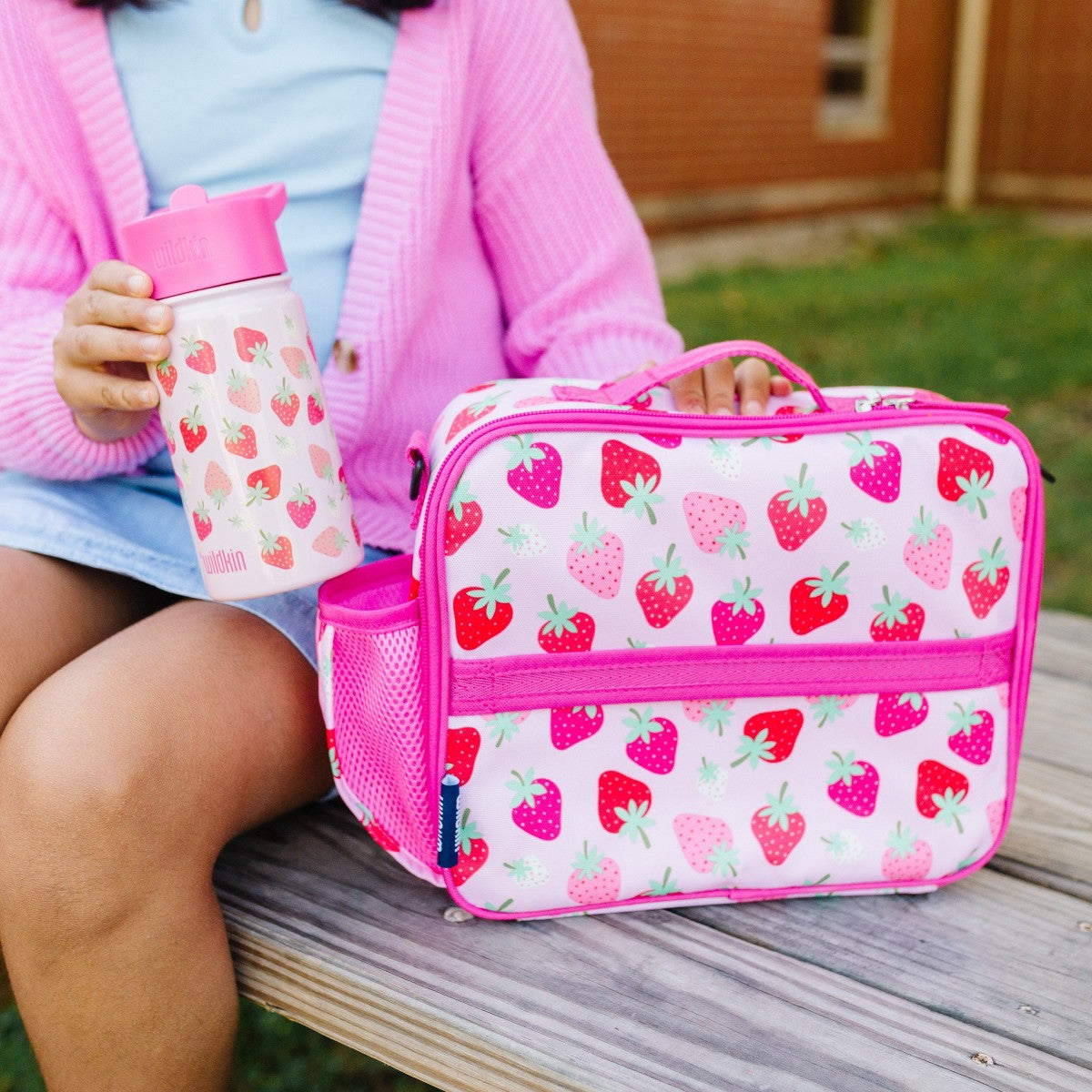 Termo infantil Wildkin de acero inoxidable Strawberry, vista del producto #color_WIK Strawberry
