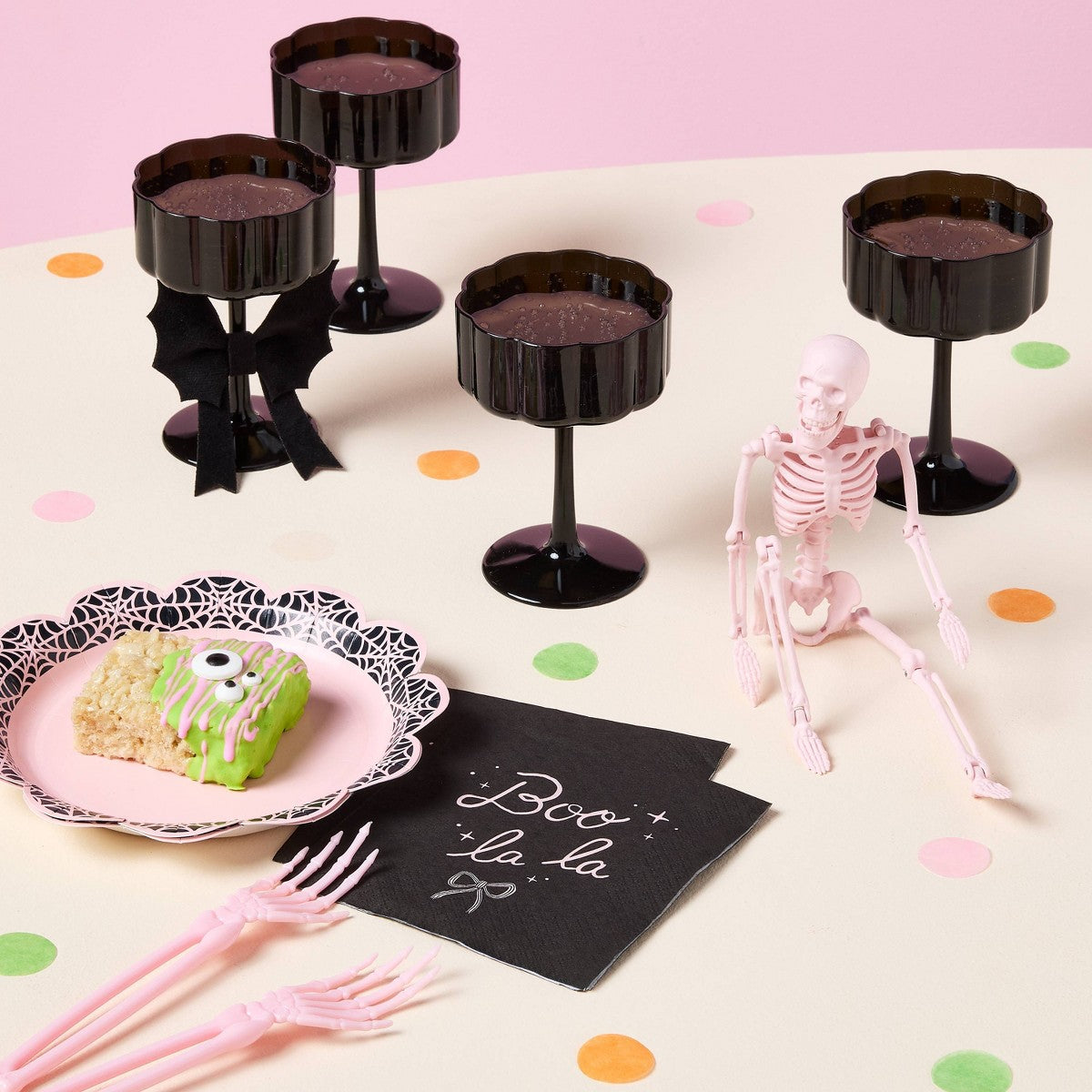 Servilletas Spritz Boo La La en mesa temática de Halloween rosa y negro