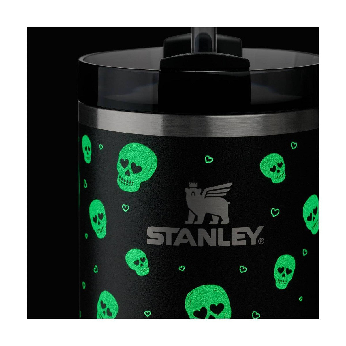 Acercamiento al diseño luminoso de calaveras y corazones del Stanley Sweetheart Skulls de 40 oz #tamaño_1183 ml / 40 oz
