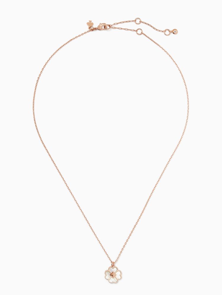 Collar delicado Kate Spade con dije tipo trébol floral en tono rose gold
