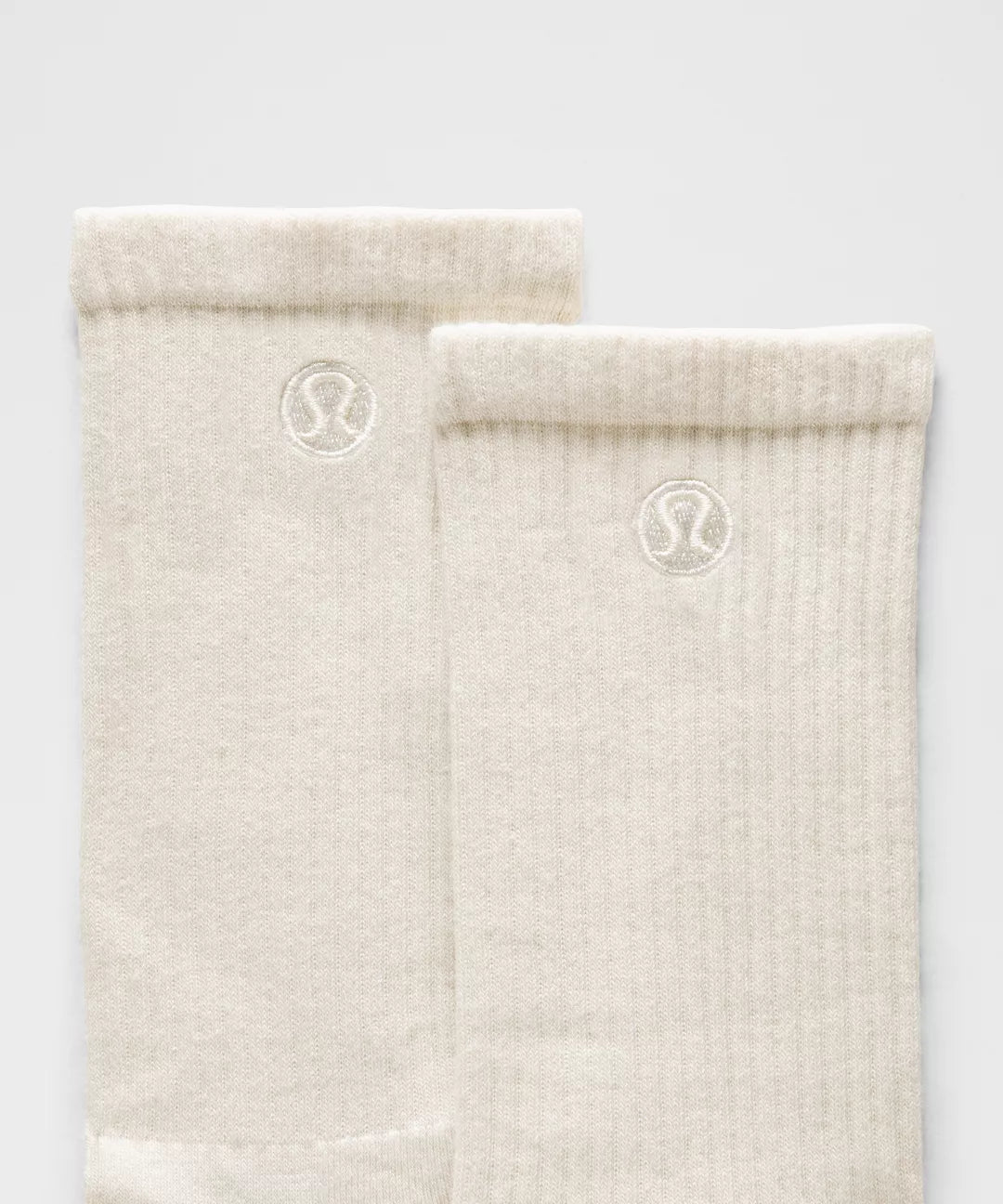 Calcetas Lululemon unisex crew con soporte de arco y amortiguación suave #color_LL Oxford Red/Club Blue/Light Ivory