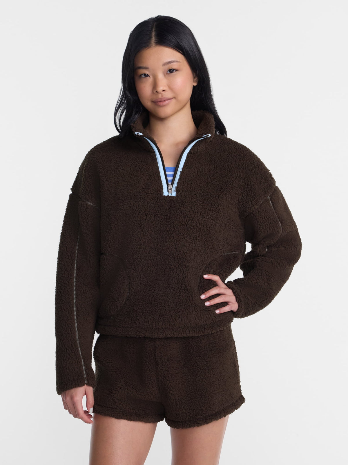 No Boundaries Faux Shearling Plush Pullover para mujer, NOB Bitter Chocolate, vista principal de sudadera afelpada #color_NOB Bitter Chocolate