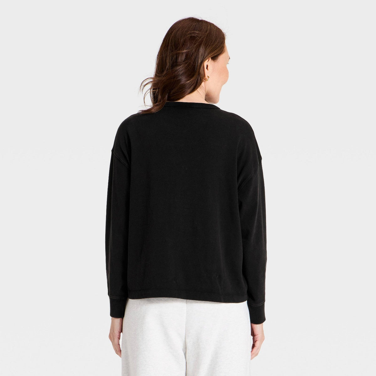 Universal Thread playera negra de manga larga por detrás y corte relajado #color_UT Black