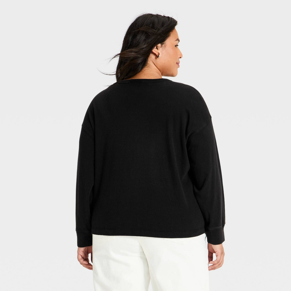 Universal Thread espalda de playera negra de manga larga con pantalones blancos #color_UT Black