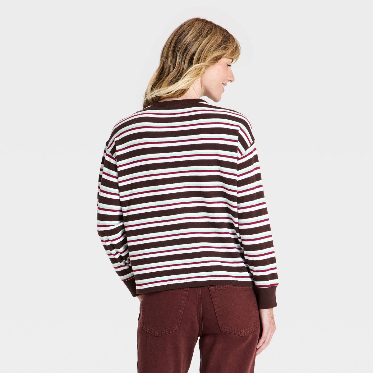 Universal Thread espalda de playera café con rayas horizontales en tonos claros y vino #color_UT Brown Striped