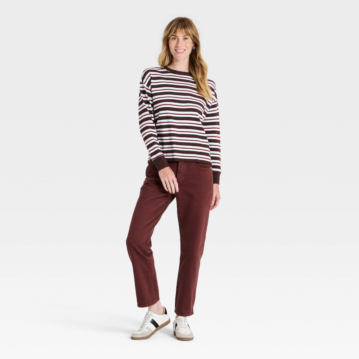 Universal Thread playera café a rayas con pantalón café y tenis blancos #color_UT Brown Striped