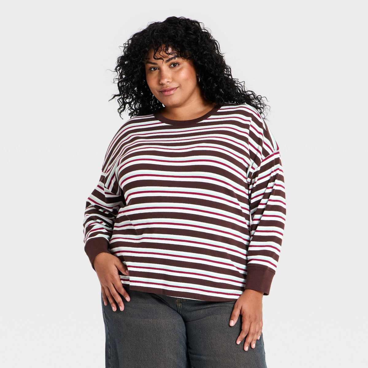 Universal Thread playera café a rayas blancas con detalles rojos y cuello redondo #color_UT Brown Striped