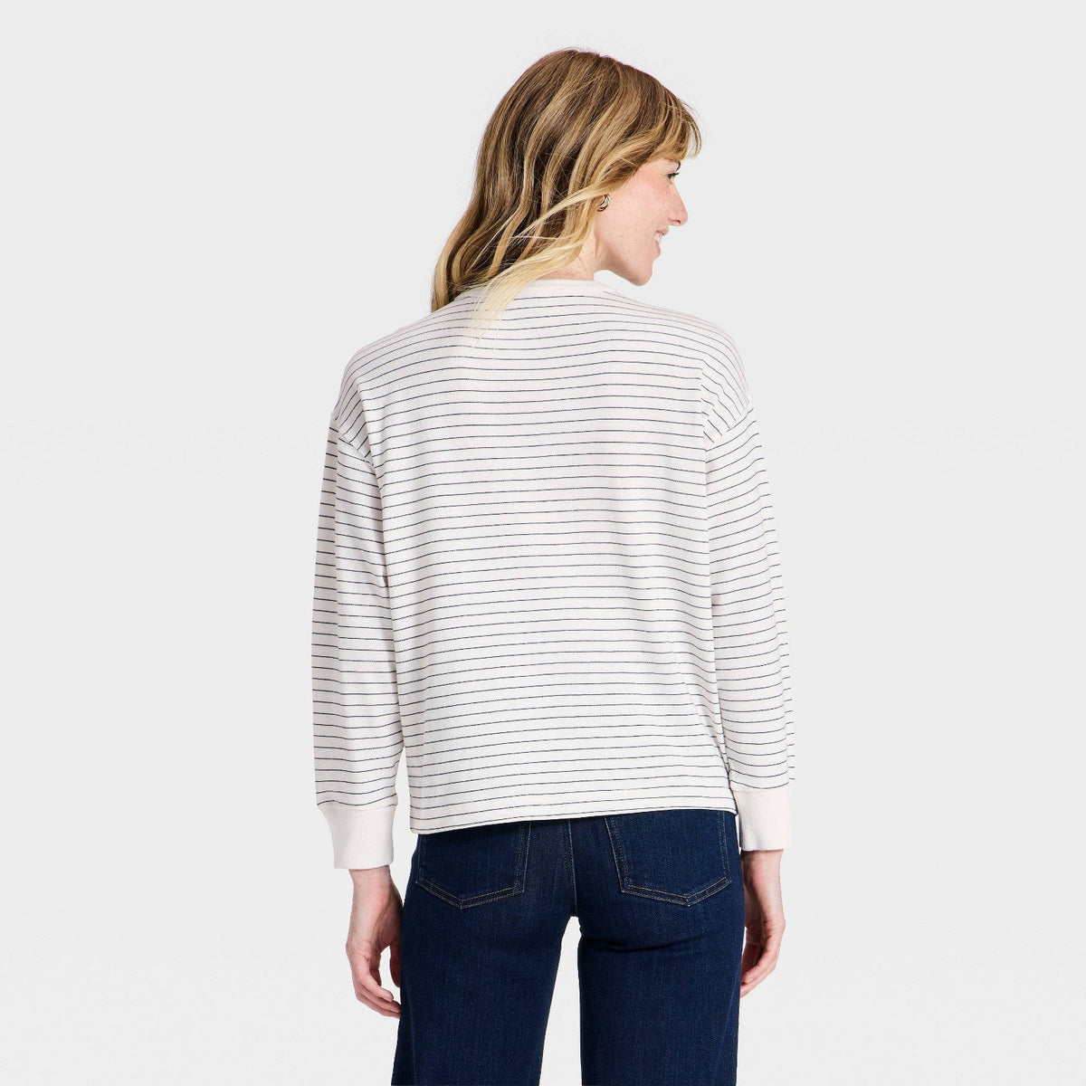 Universal Thread espalda de playera crema con rayas oscuras finas y cuello redondo #color_UT Cream
