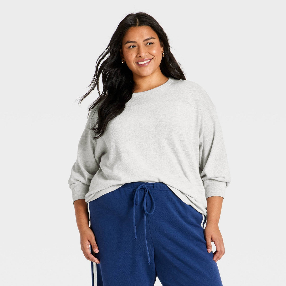Universal Thread playera gris claro de algodón con corte relajado y pantalón azul #color_UT Heather Gray