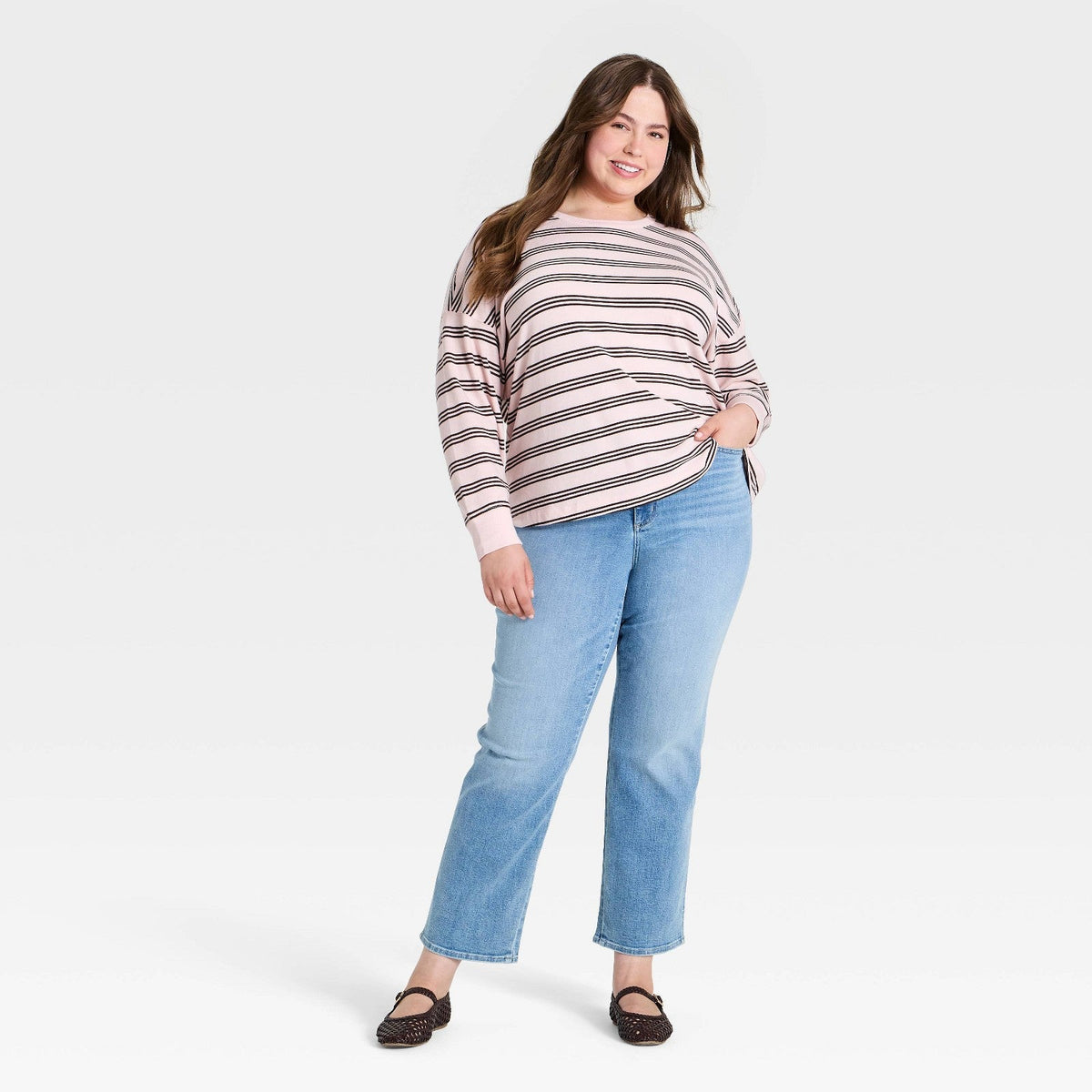 Universal Thread playera rosa a rayas con jeans azules y zapatos oscuros #color_UT Pink Striped