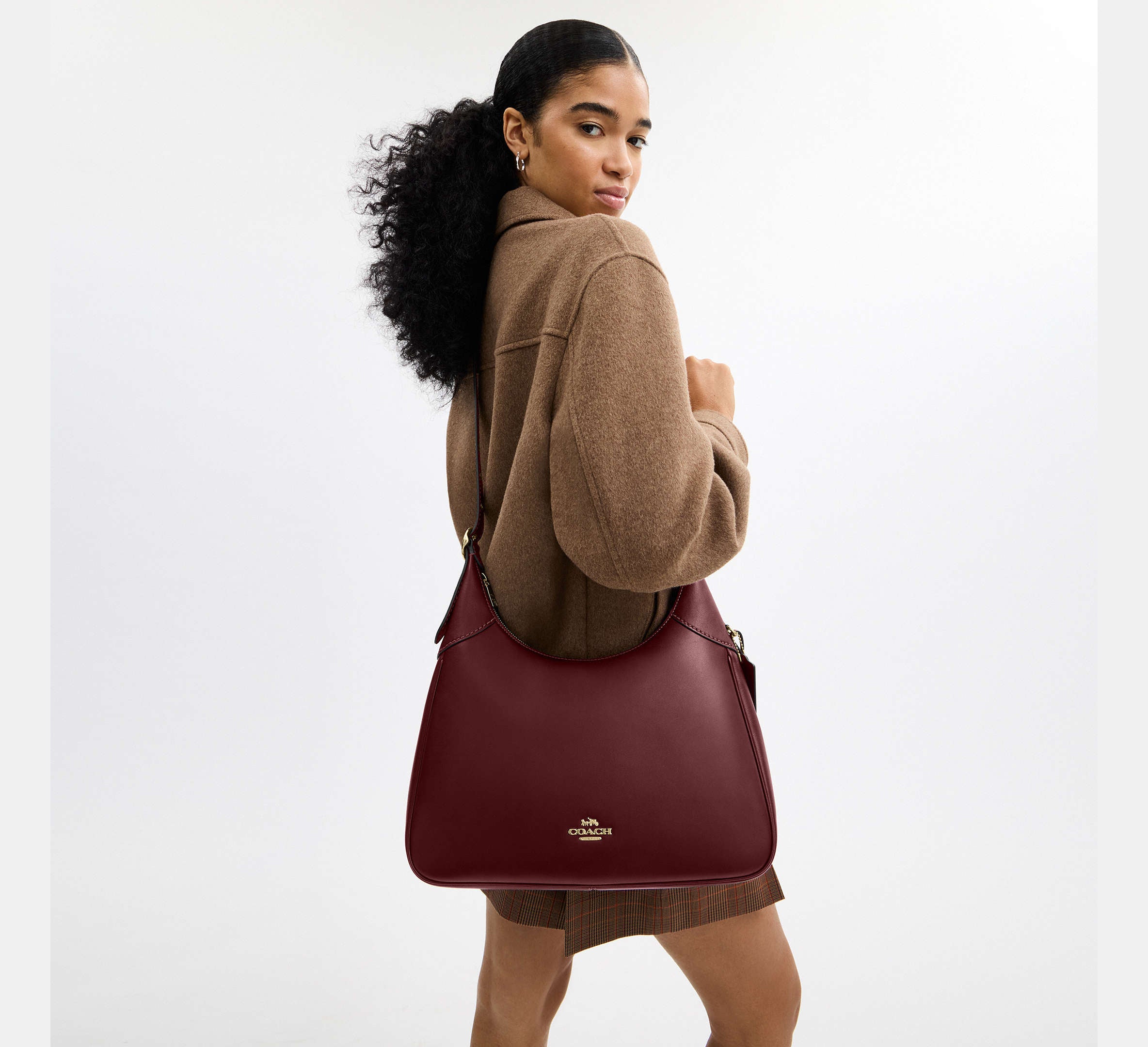 Coach Ella Shoulder Bag color maroon con cierre superior y diseño elegante