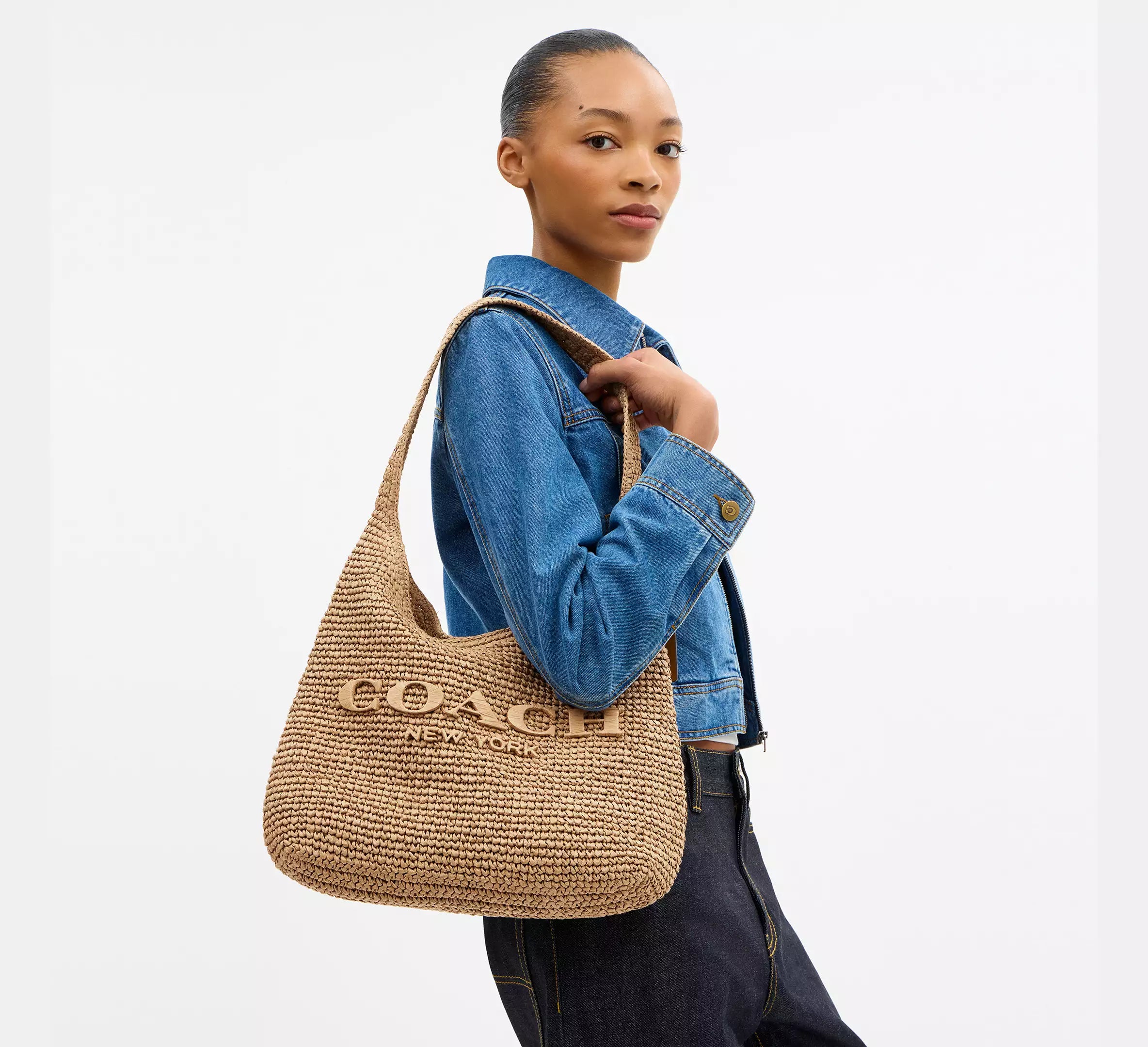 Bolso hobo Coach tejido tipo paja con cierre magnético y detalles en piel #color_CA Brass/Natural