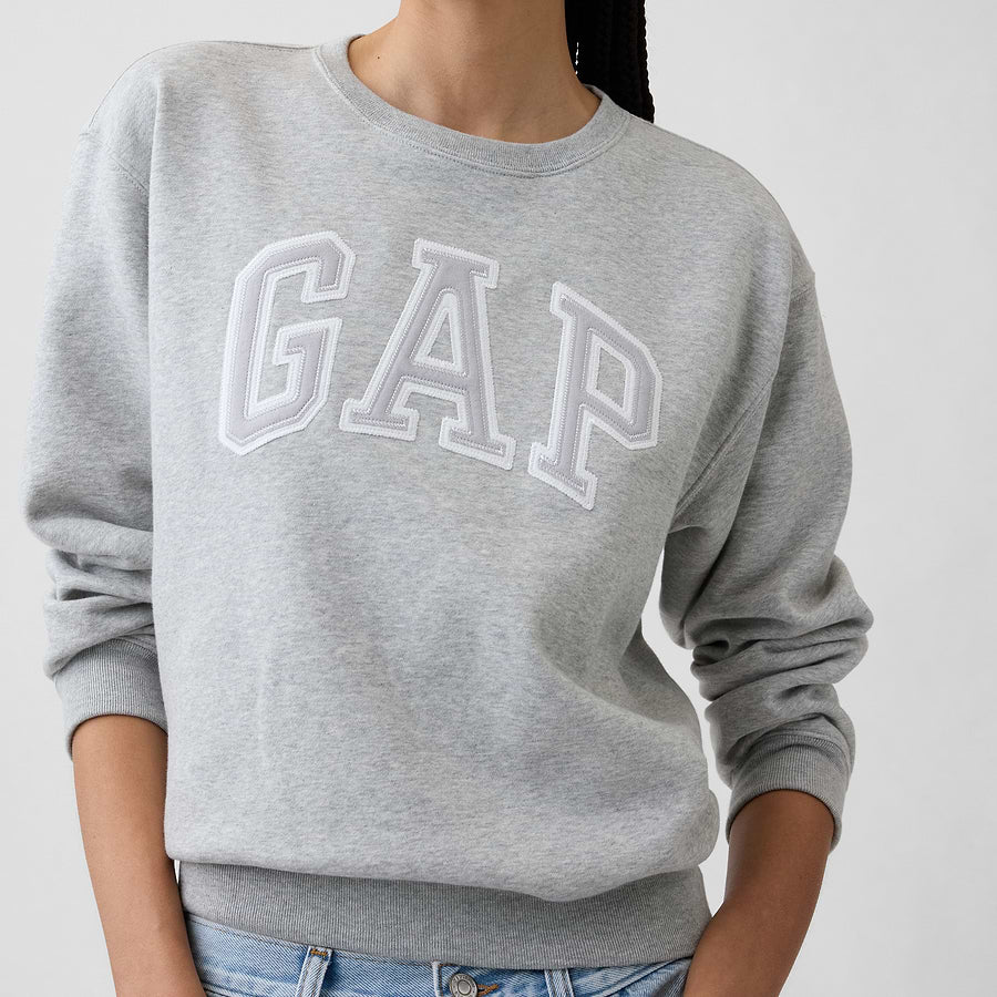 Detalle del logo y la tela de la sudadera GAP Light heather grey #color_GAP Light heather grey