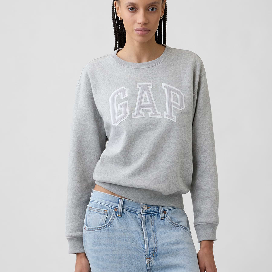 Sudadera GAP Light heather grey puesta en modelo, vista frontal #color_GAP Light heather grey