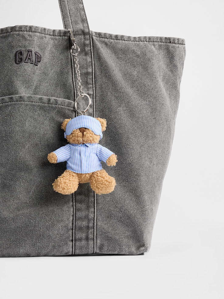 Gap Brannan Bear Sleep Bag Charm detalle del oso con pijama a rayas #color_GAP Blue & White Stripe