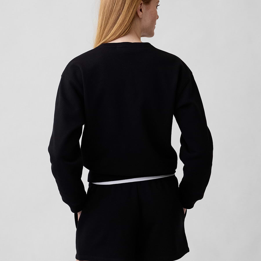 Vista posterior de la sudadera GAP Black en modelo #color_GAP Black