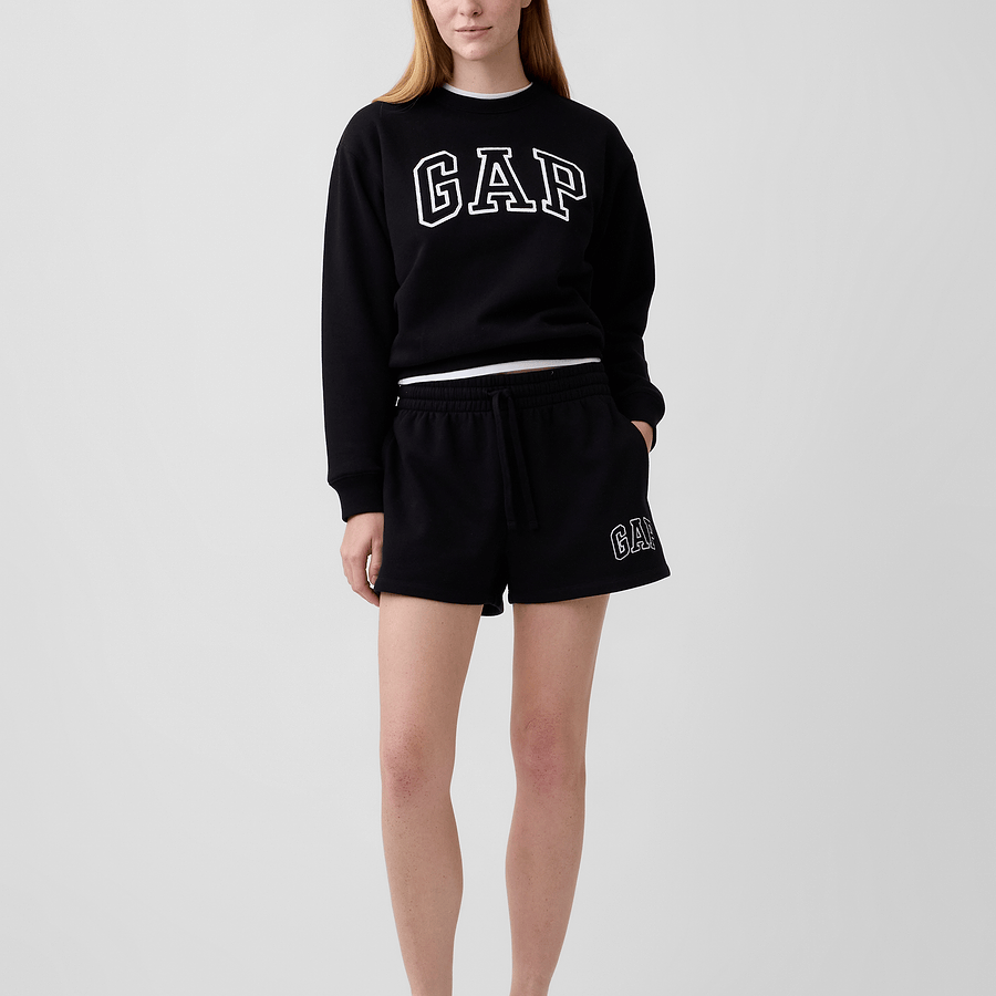 Look con sudadera GAP Black y prendas combinadas #color_GAP Black