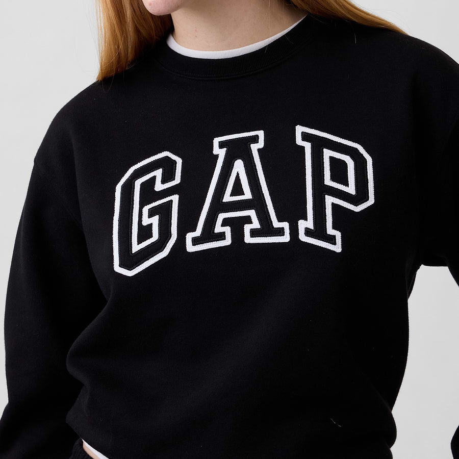 Detalle del logo y la tela de la sudadera GAP Black #color_GAP Black