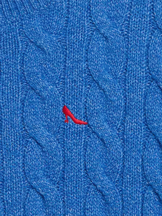 Detalle de tejido cable knit azul en suéter Old Navy para mujer