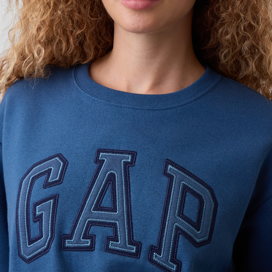 Detalle del logo y la tela de la sudadera GAP Ibiza sea #color_GAP Ibiza sea