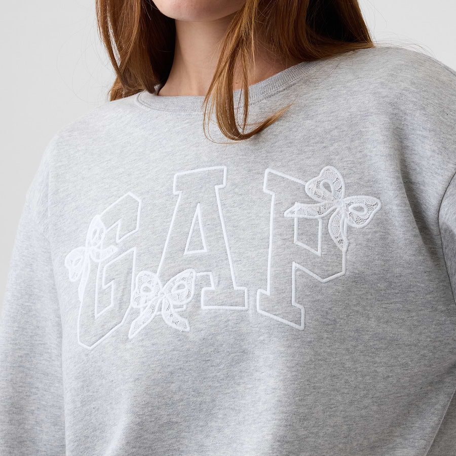 Detalle del logo y la tela de la sudadera GAP Bow #color_GAP Bow