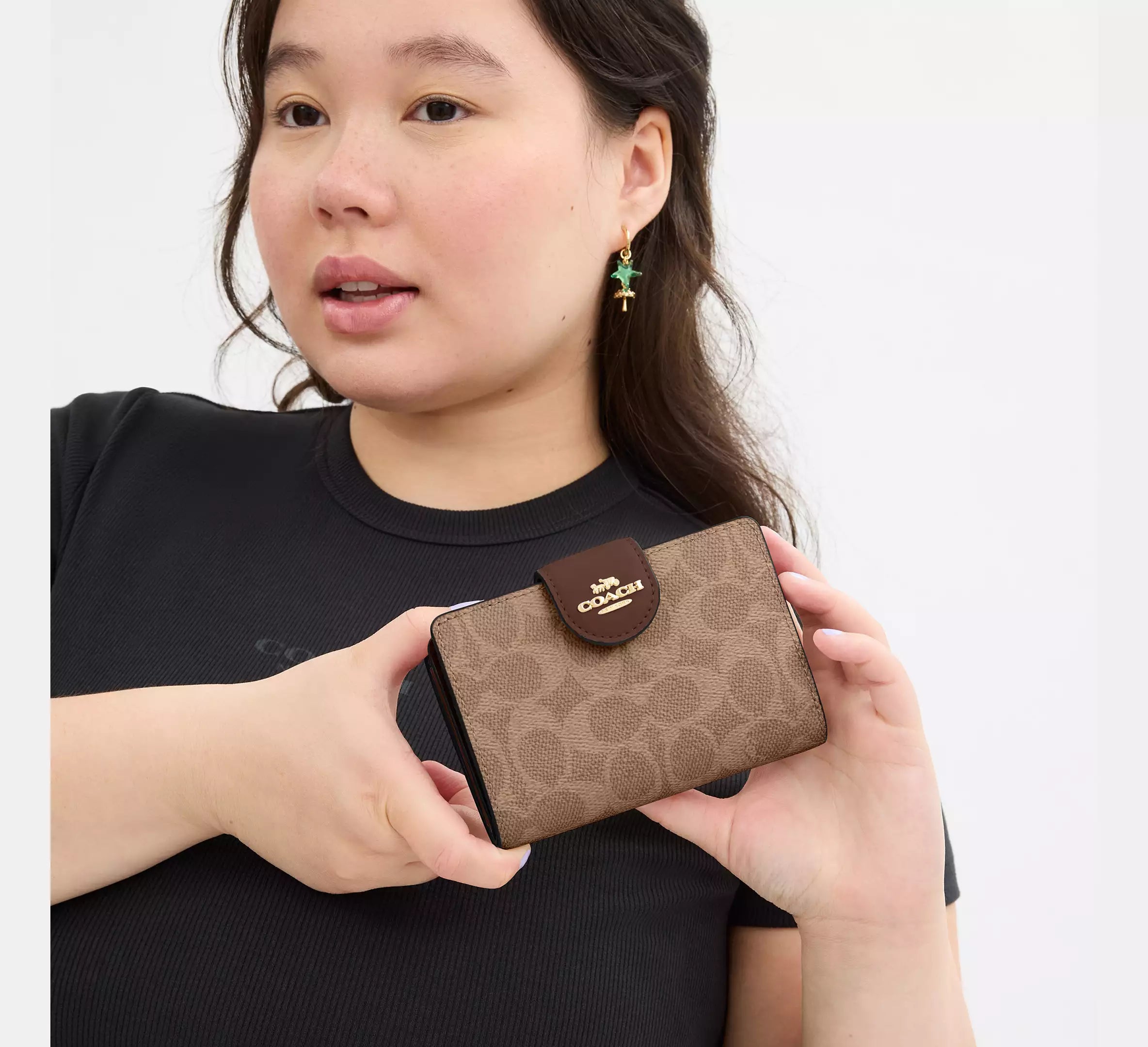 Medium Corner Zip Wallet In Signature Canvas