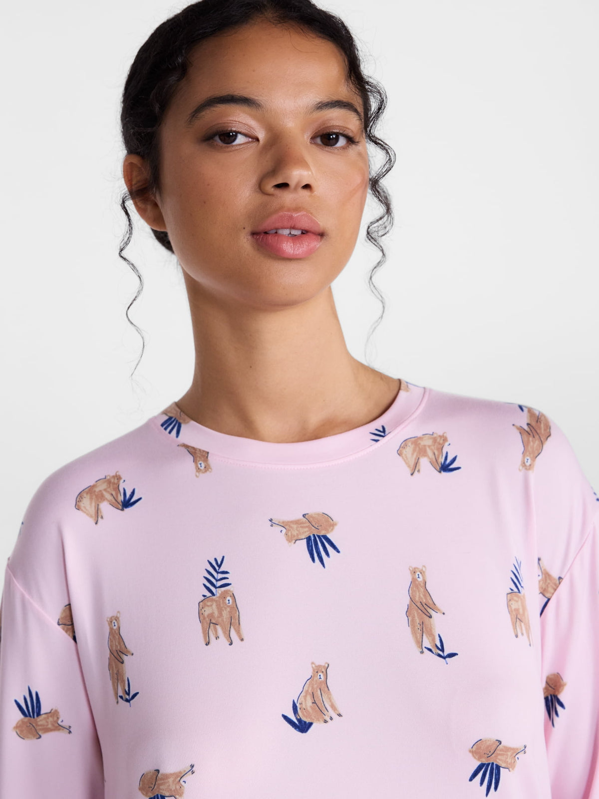 Joyspun Dreamy Soft Collection para mujer, JOS Pink City Bear, otra perspectiva del conjunto de descanso #color_JOS Pink City Bear