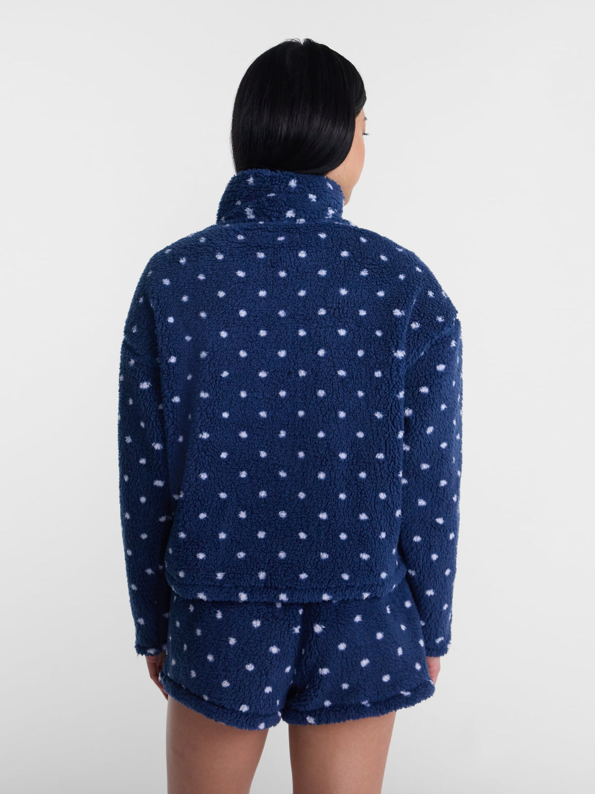 No Boundaries Faux Shearling Plush Pullover para mujer, NOB Cadet Blue Dot, detalle del acabado de la prenda #color_NOB Cadet Blue Dot