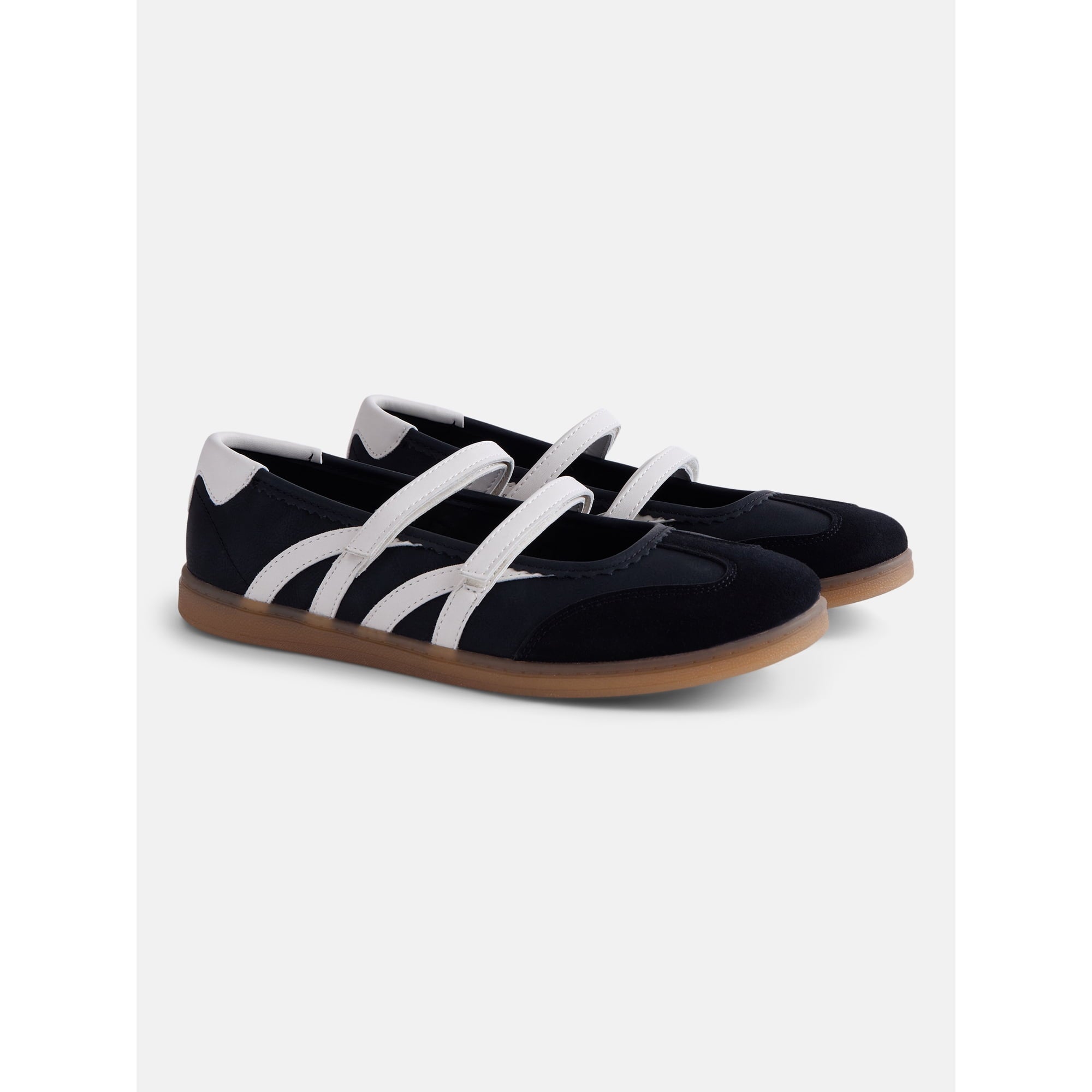 No Boundaries Women’s Strappy Ballet Sneakers con doble correa