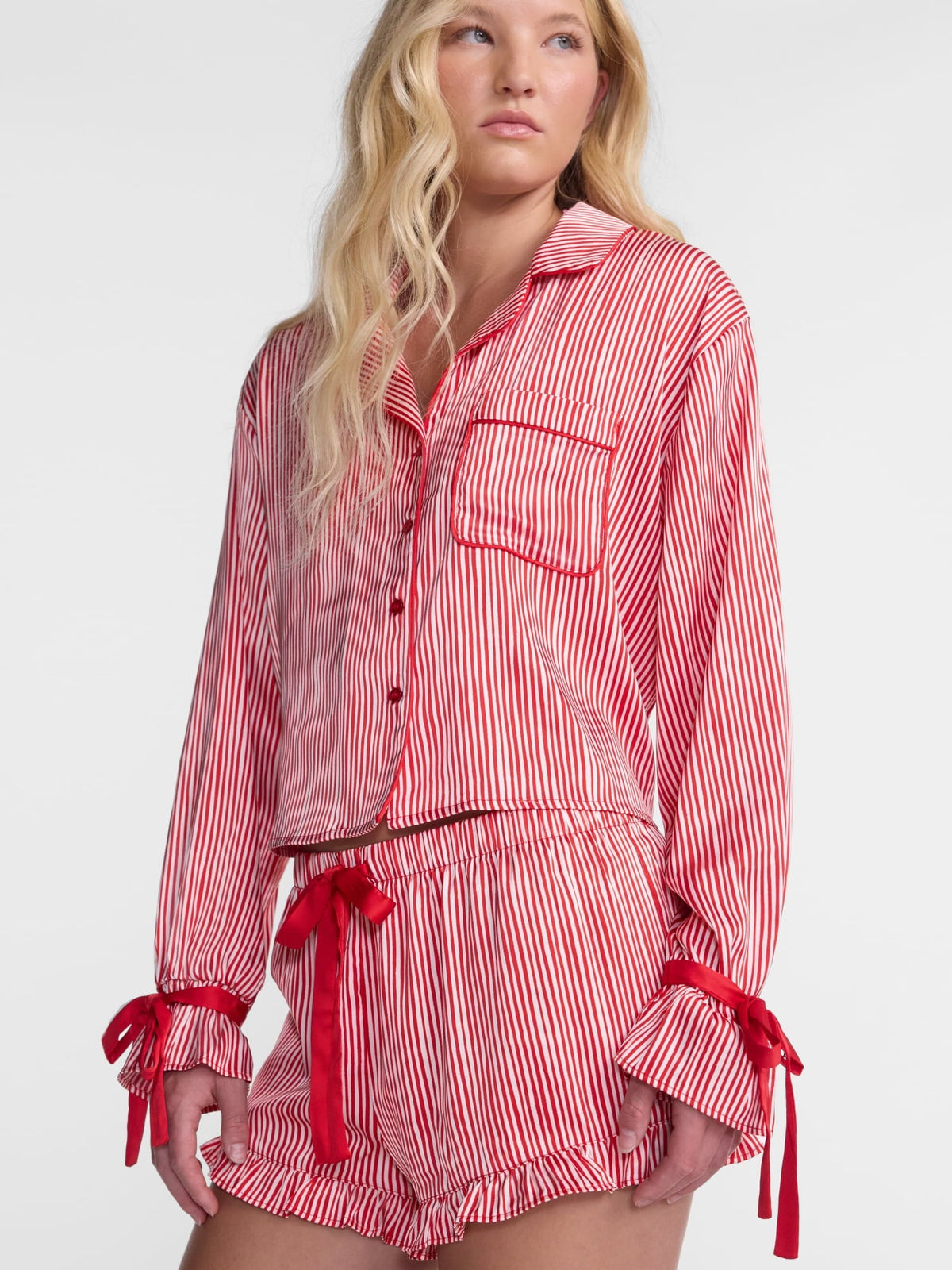 No Boundaries blusa y short de pijama Holiday Satin en Cherry Tomato #color_NOB Cherry Tomato