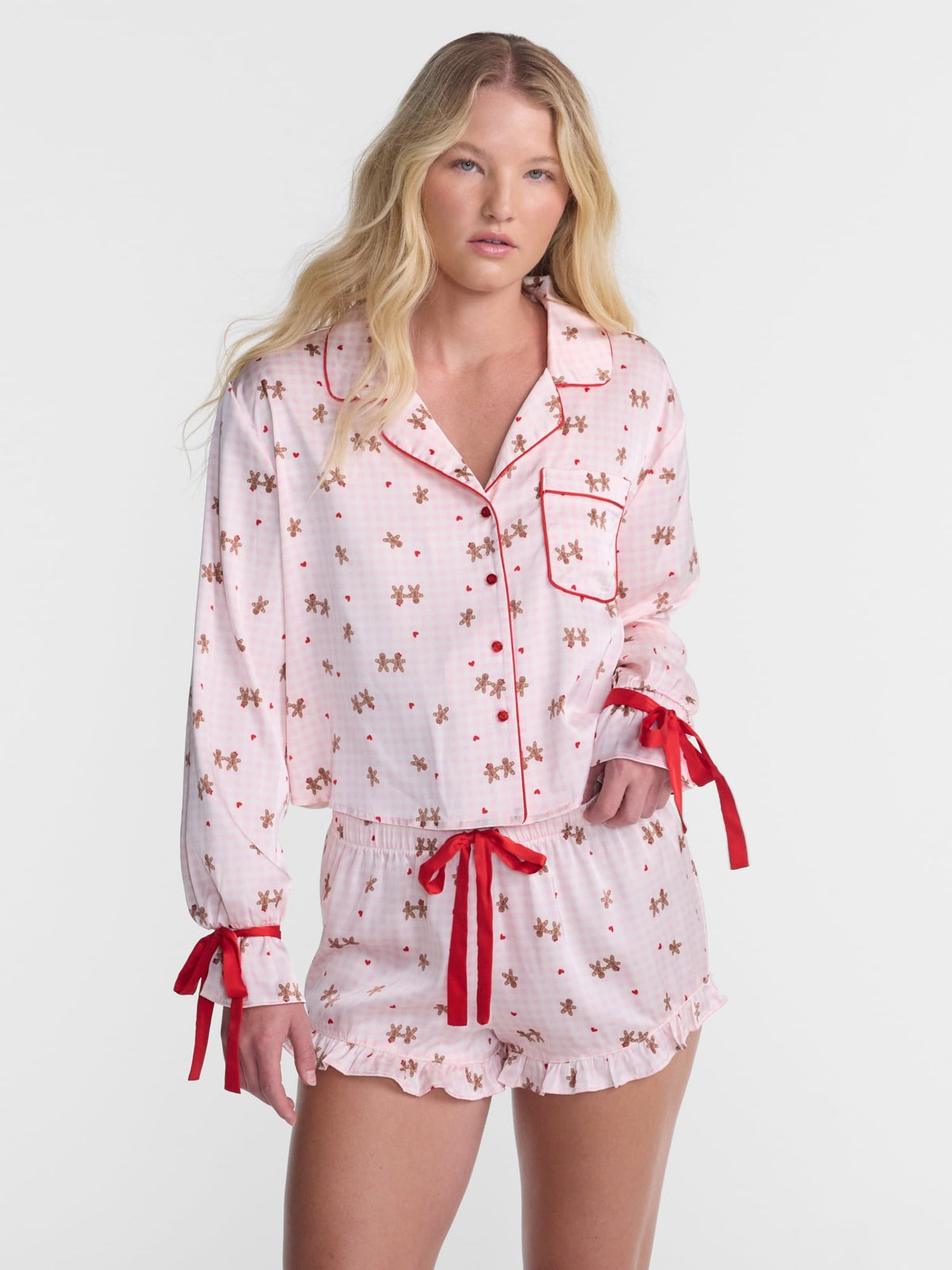 No Boundaries conjunto de pijama satinado de blusa y short en color Pink Marshmallow #color_NOB Pink Marshmallow